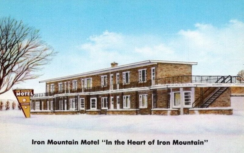 Iron Mountain Motel - Postcard